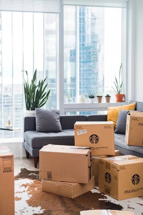 Cartons organisés dans un intérieur avant un changement d’adresse
